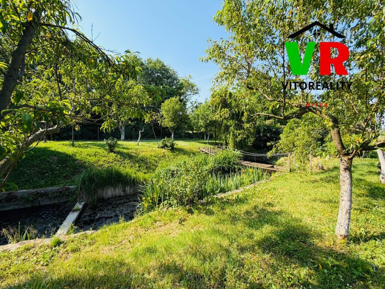 Na predaj dvojgeneračný dom s krásnym pozemkom s rozlohou 3 223 m² v Topoľčiankach