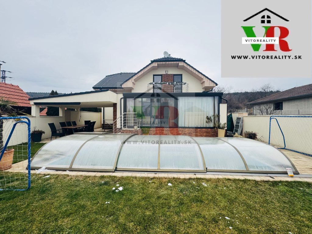 En venta: casa unifamiliar amueblada de 6 habitaciones en un entorno tranquilo – garaje, sauna, piscina – foto 1