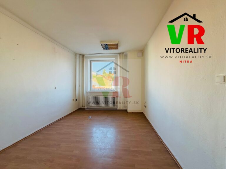 Kancelárske administratívne priestory s výmerou 19 m² na rohu Kmeťkovej a Mostnej ulice