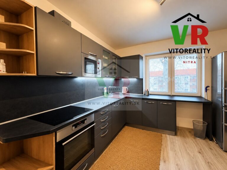 Zum Kauf: komplett renovierte 2-Zimmer-Wohnung mit Möbeln und Balkon in der Jarmočná-Straße – Foto 3