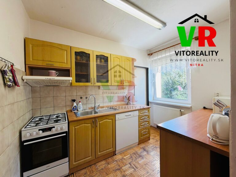 Zum Kauf: 3,5-Zimmer-Wohnung mit 106 m² in gefragter Lage von Chrenová – Clementisova-Straße, mit Garage, Garten und 2 Kellern – Foto 3