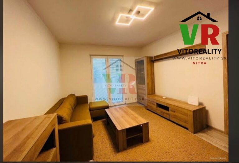 Zum Kauf: komplett renovierte 2-Zimmer-Wohnung mit Möbeln und Balkon in der Jarmočná-Straße – Foto 4