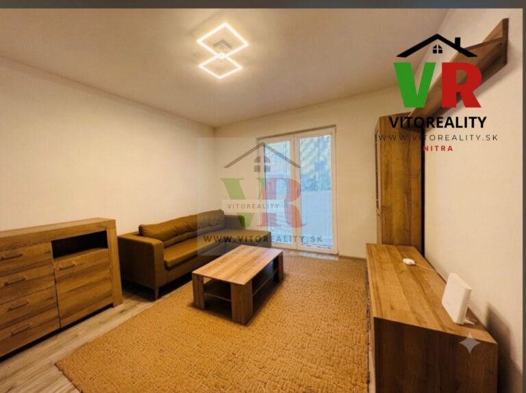 Zum Kauf: komplett renovierte 2-Zimmer-Wohnung mit Möbeln und Balkon in der Jarmočná-Straße – Foto 5
